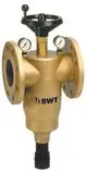 Rückspülfilter in Goldfarbe mit zwei Druckanzeigen, Handrad zur manuellen Steuerung und Anschlussmöglichkeiten, gekennzeichnet mit der Marke BWT.